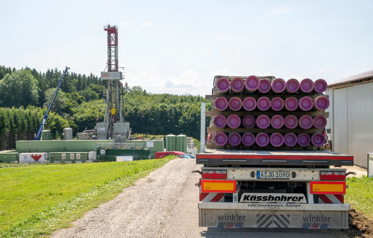 Mit Lastwagen werden die Materialien für die Gasförderung gebracht. — © Peter Kneffel/dpa