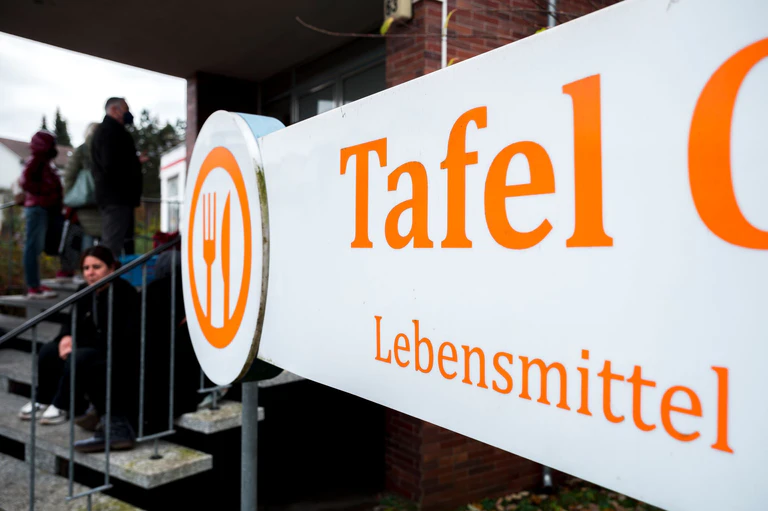 Die Tafeln, die in eine Sommerpause gehen, informieren nach eigenen Angaben frühzeitig über die Schließung. (Symbolbild)  — © Daniel Vogl/dpa