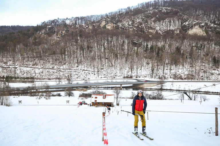 Skifahren? Geht auch in der Fränkischen Schweiz. Sofern genug Schnee fällt. — © Daniel Löb/dpa