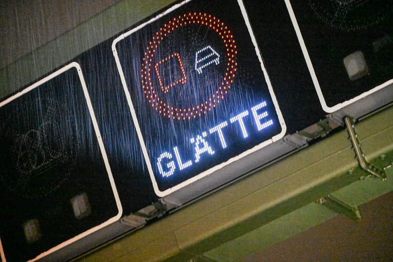 Glatteis und Nebel in Bayern. (Symbolbild) — © Jason Tschepljakow/dpa