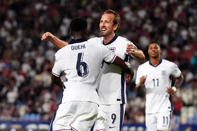 England-Nationalspieler Marc Guehi und Harry Kane: Spielen die beiden bald auch bei den Bayern zusammen? — © Bradley Collyer/PA Wire/dpa