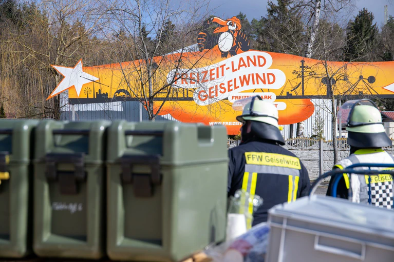 Nach einem Brand vor knapp zwei Wochen verschiebt das «Freizeit-Land Geiselwind» seinen Saisonstart. (Archivbild) — © Pia Bayer/dpa
