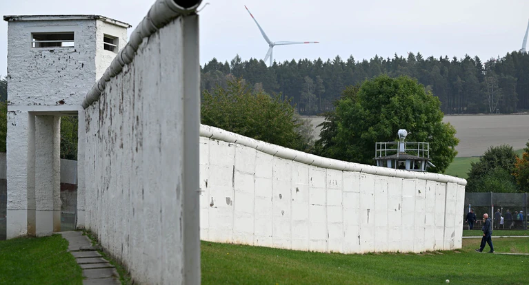 Die Mauer von Mödlareuth ist Teil des Außengeländes des Museums. (Archivbild) — © Martin Schutt/dpa