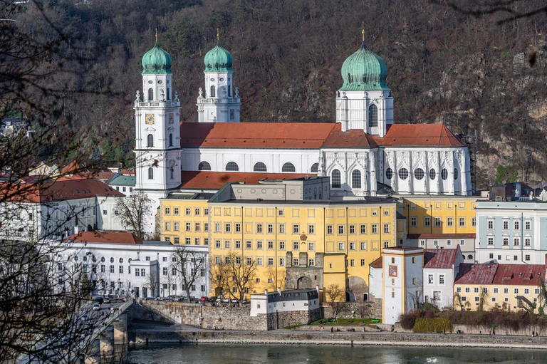 Der Dom St. Stephan in der Altstadt von Passau. Das Landeskomitee der Katholiken wählte in der Bischofsstadt den Marktforscher Christian Gärtner zu seinem neuen Vorsitzenden. (Symbolbild) — © Armin Weigel/dpa