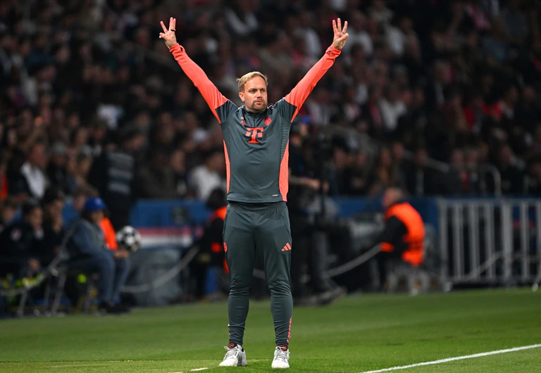 Der Münchner Aushilfs-Chefcoach in Aktion: Kompany-Assistent Aaron Danks trug wie immer einen Trainingsanzug. — © Federico Gambarini/dpa