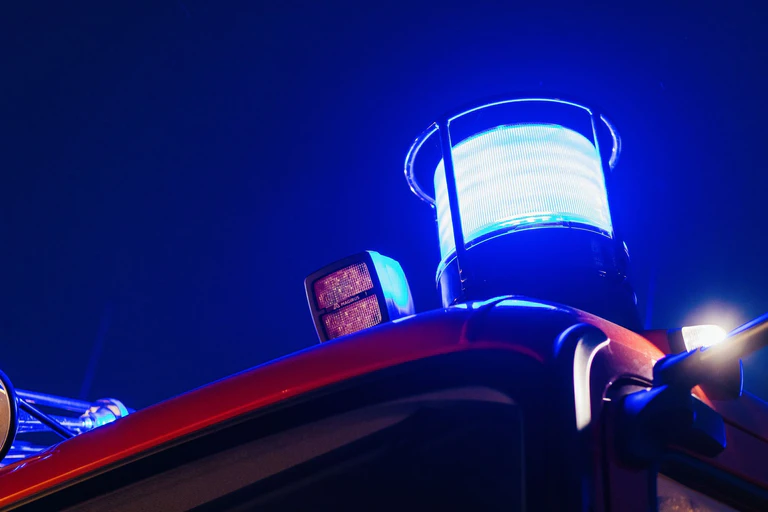 Rund 180 Kräfte von Feuerwehr, Rettungsdienst, Technischem Hilfswerk und Polizei waren im Einsatz, um den Brand in Pressig zu löschen. (Archivbild) — © Philipp von Ditfurth/dpa