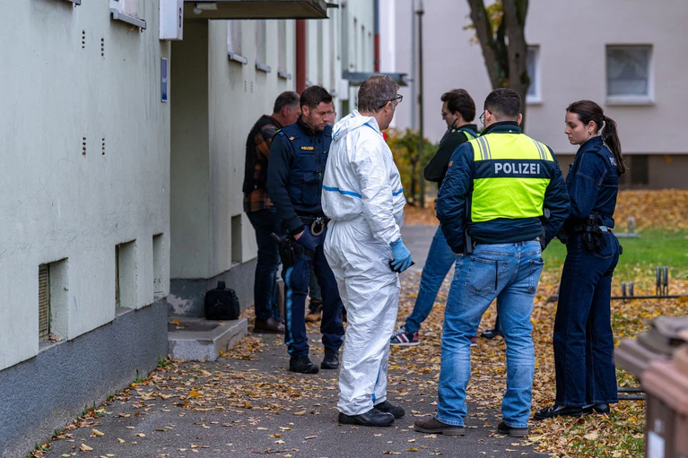 In Landshut waren zahlreiche Einsatzkräfte und Spezialisten der Polizei vor Ort. — © Armin Weigel/dpa