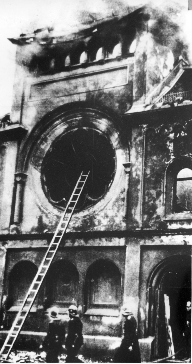 Am 9. November jährt sich die Pogromnacht von 1938, bei der die Nazis deutschlandweit wie hier in Berlin Synagogen in Brand setzten. (Archivfoto)    — © AP/dpa