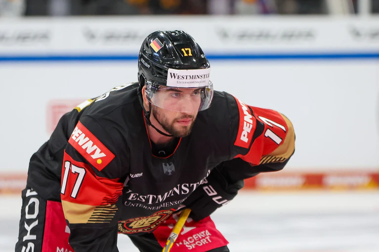 Schwer an Krebs erkrankt: Eishockey-Nationalspieler Tobias Eder. — © Christian Kolbert/dpa