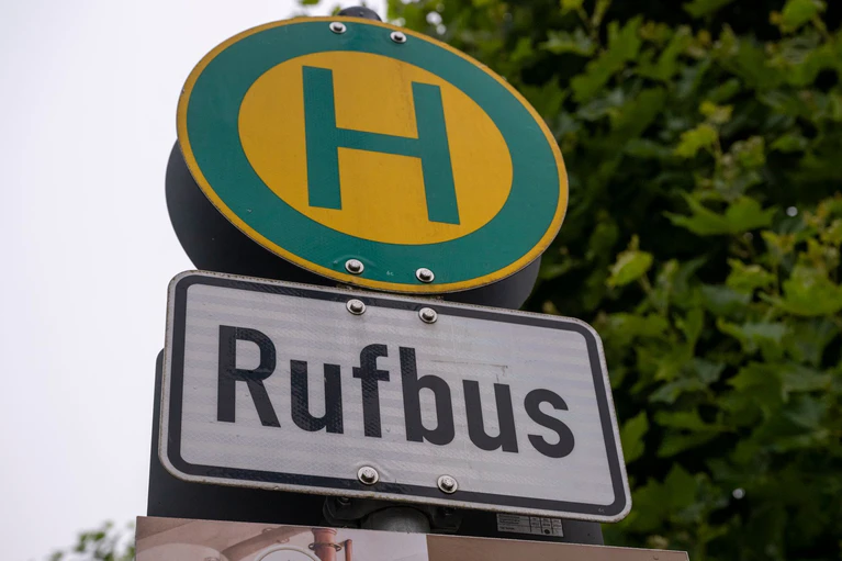 Auf dem Land gibt es vielerorts Angebote wie den Rufbus. (Archivbild) — © Peter Kneffel/dpa