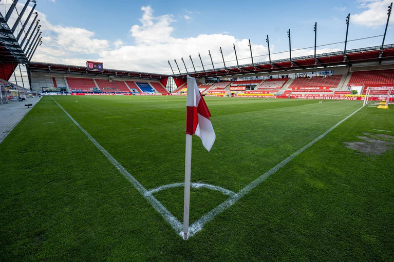 Fußball-Drittligist Jahn Regensburg hat einen neuen Sportdirektor. (Archivfoto) — © Armin Weigel/dpa