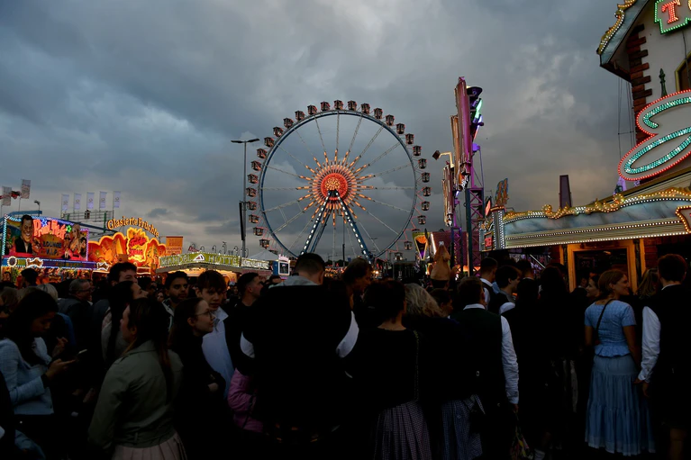 Das wechselhafte Wetter der vergangenen Tage überschattet die Wiesn nicht. (Archivbild) — © Felix Hörhager/dpa