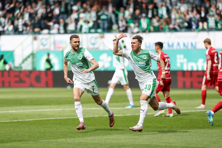 Felix Klaus jubelt über seinen Treffer zum 1:0. — © Daniel Löb/dpa
