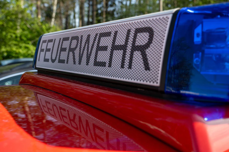 Die Feuerwehr löschte den Brand in der Küche. (Symbolbild) — © Pia Bayer/dpa