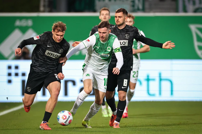 Fürth-Kapitän Branimir Hrgota (M) kehrte nach einem Infekt zurück ins Team. — © Daniel Karmann/dpa