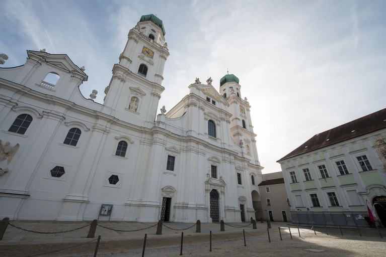 Im Passauer Dom findet im kommenden Herbst ein Konzert des Symphonieorchesters des Bayerischen Rundfunks mit Dirigent Simon Rattle statt. (Symbolbild) — © Armin Weigel/dpa