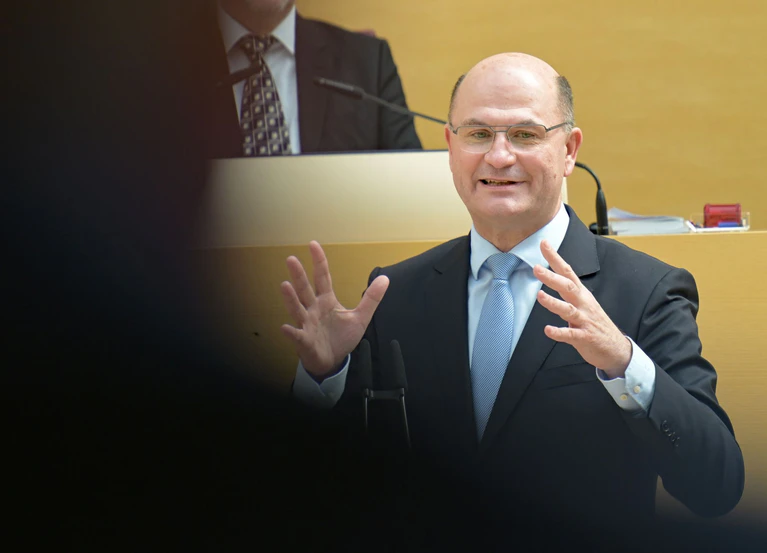 Finanzminister Füracker verteidigt den Haushalt im Landtag. — © Malin Wunderlich/dpa