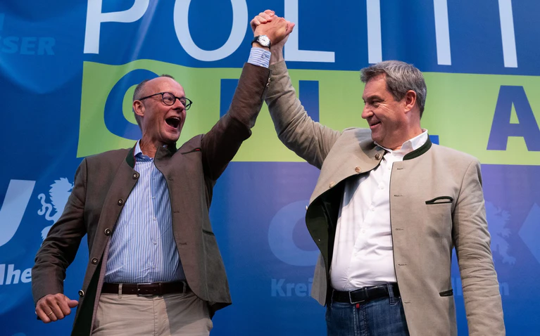 Kanzler Friedrich Merz (CDU, links) und CSU-Chef Markus Söder haben seit dem Regierungswechsel bei der Bundestagswahl im Frühjahr nur wenig Grund zu ausgelassenem Jubel - die Stimmung in Deutschland ist weiterhin eher pessimistisch und die Union kann in Umfragen nicht von ihrer eigenen Regierungsarbeit profitieren. (Archivbild) — © Sven Hoppe/dpa