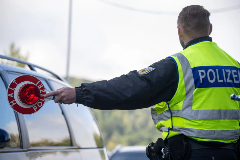 Die Bundespolizei hielt mehrere Fahrzeuge an. (Symbolbild) — © Harald Tittel/dpa