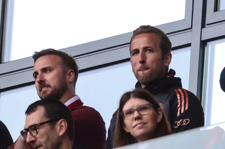 Harry Kane (r.) schaute wegen einer Sperre von der Tribüne aus zu. — © Jan Woitas/dpa