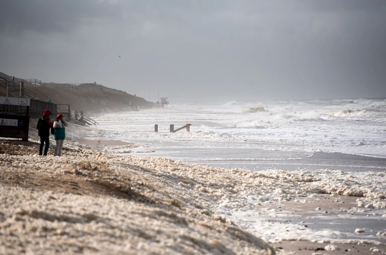 Sturmflut vor Sylt. Das Wetter lockte auch Spaziergänger an die Nordsee. — © Daniel Bockwoldt/dpa