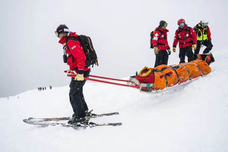 Bergretter sind oft unter widrigsten Wetterbedingungen im Einsatz (Archivbild) — © Jean-Christophe Bott/KEYSTONE/dpa