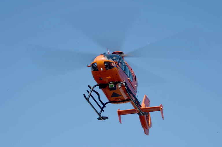 Ein Rettungshubschrauber bringt die Schwerverletzte ins Krankenhaus. (Symbolbild) — © Carsten Rehder/dpa