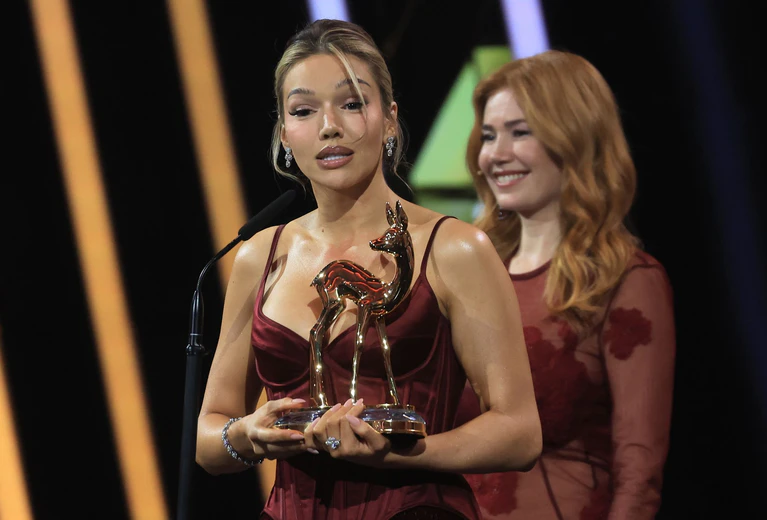 Shirin David gewinnt in der Kategorie Musik national einen Bambi.  — © Karl-Josef Hildenbrand/dpa