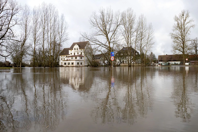 Dauerregen und Schneeschmelze sorgen vielerorts für Überflutungen, wie etwa hier an der Aisch. — © Pia Bayer/dpa