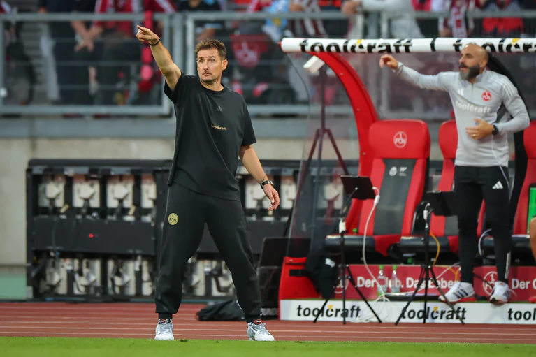 Miroslav Klose muss gegen Darmstadt das Sagen an Javier Pinola (r) abgeben. (Archivbild) — © Daniel Karmann/dpa