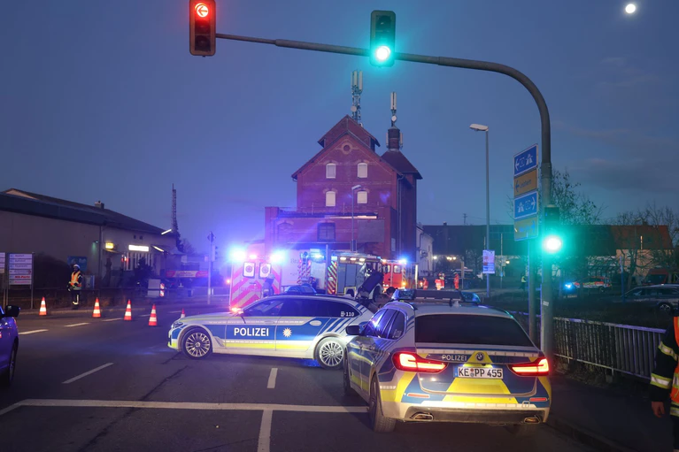  In Nersingen erfasst ein Auto drei Menschen. Ein Notarzt wird mit dem Hubschrauber zum Einsatzort gebracht. — © Ralf Zwiebler/dpa