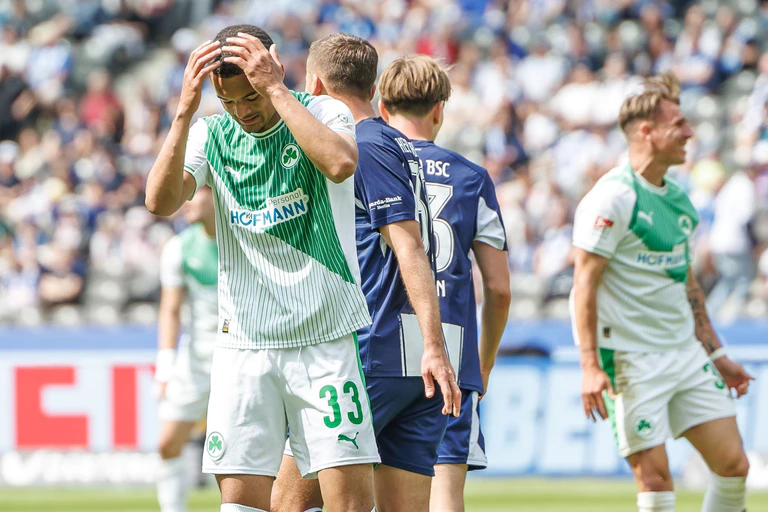 Fürth-Profi Maximilian Dietz hadert im Spiel gegen Hertha. (Archivbild) — © Andreas Gora/dpa