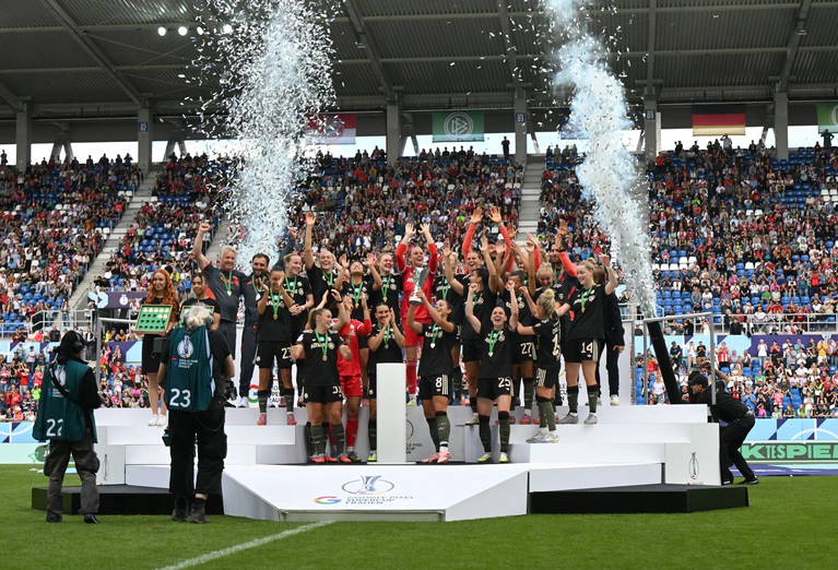 Für den Bundesliga-Auftakt des FC Bayern München gegen Bayer Leverkusen wurden bereits 50.000 Tickets verkauft. — © Uli Deck/dpa