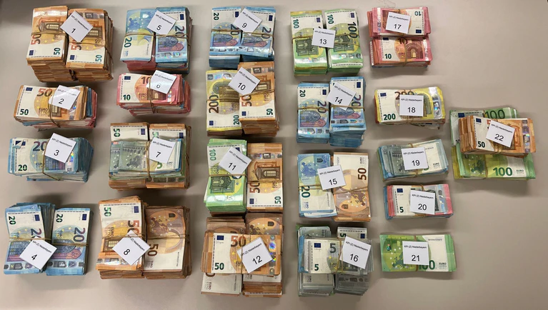 500.000 Euro Bargeld fanden die Schleierfahnder in dem Versteck. (Handout) — © -/KPI Niederbayern/dpa
