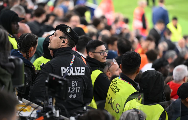 Der Vorfall in der Verlängerung sorgte für ein Großaufgebot an Sicherheitskräften und medizinischem Personal auf der Tribüne. — © Sven Hoppe/dpa