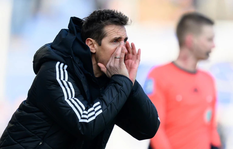 Laustarker Einsatz am Spielfeldrand: Miroslav Klose. — © Hendrik Schmidt/dpa