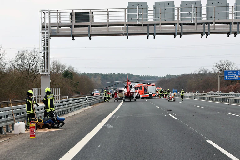 Bei einem Unfall auf der A3 ist ein Motorradfahrer lebensgefährlich verletzt worden.  — © Ralf Hettler/dpa