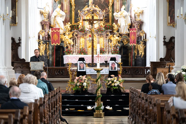 Zu einem Gottesdienst in deutscher und ukrainischer Sprache kamen auch viele Landsleute der Getöteten. (Archivbild)   — © Lukas Barth/dpa