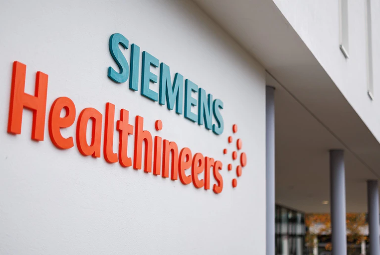 Noch hält Siemens rund 70 Prozent an seiner ehemaligen Medizintechniksparte Healthineers. Das soll sich ändern. — © Daniel Karmann/dpa