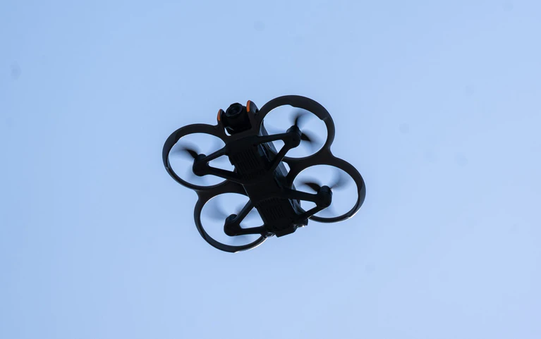 Zuletzt waren in Manching bis zu zehn Drohnen gleichzeitig über dem Militärflugplatz in Manching gesehen worden. (Symbolbild) — © Monika Skolimowska/dpa