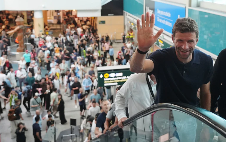 Thomas Müller ist vom herzlichen Empfang in Vancouver sichtlich erfreut — © Darryl Dyck/The Canadian Press/AP/dpa