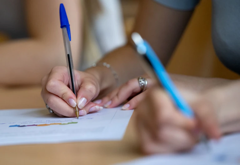 Der Bildungsexperte Klaus Zierer sieht einen Bildungsnotstand in den deutschen Schulen und fordert einen Sonderbeauftragten im Kanzleramt. (Symbolbild) — © Sven Hoppe/dpa