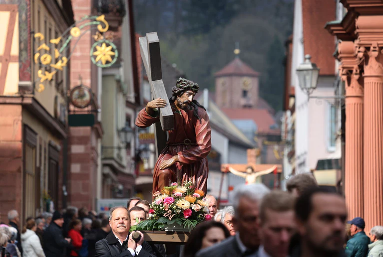 Rund 600 Menschen wirken an der Prozession mit. — © Karl-Josef Hildenbrand/dpa