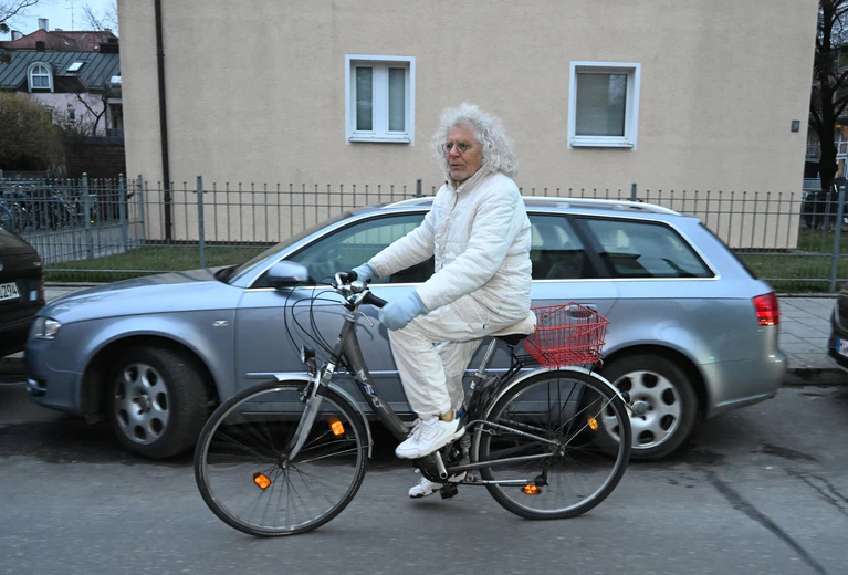 Langhans fährt gerne Fahrrad, hier in München-Schwabing. (Archivbild) — © Felix Hörhager/dpa