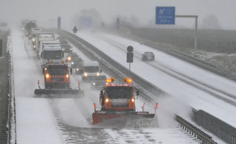 Auf der A9 Richtung München rutscht ein Lkw von der Fahrbahn und landet im Graben. (Symbolbild) — © Patrick Pleul/dpa-Zentralbild/dpa