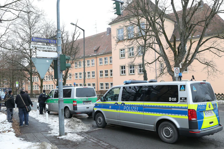 Polizisten sperrten das Schulgelände ab und durchsuchten das Gebäude. — © Daniel Löb/dpa