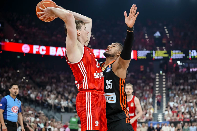 Der FC Bayern München um Justus Hollatz (l) und Ratiopharm Ulm mit Karim Jallow lieferten sich eine packende dritte Final-Partie. — © Harry Langer/dpa