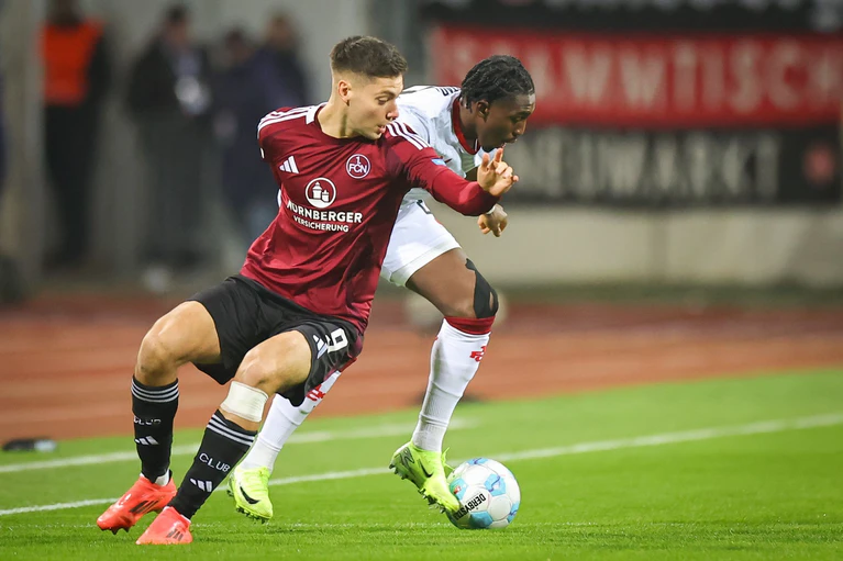 Kaum zu greifen, aber glücklos im Abschluss: Nürnbergs Stürmer Stefanos Tzimas (l). — © Daniel Karmann/dpa