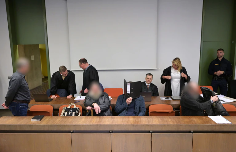 Vier Männer stehen derzeit vor Gericht. — © Malin Wunderlich/dpa