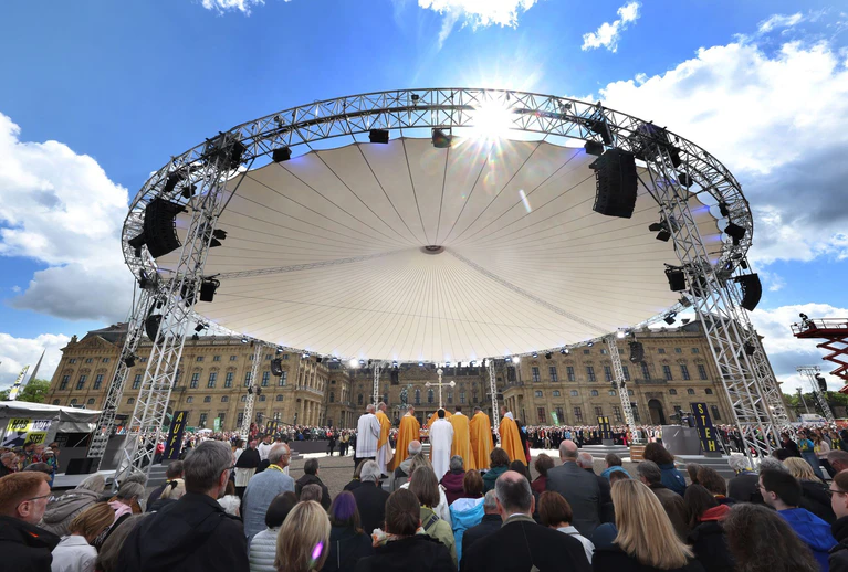 Zum Abschlussgottesdienst schien die Sonne. — © Karl-Josef Hildenbrand/dpa